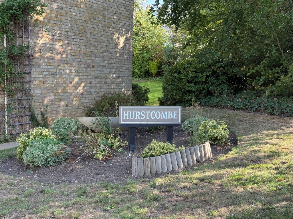 Lot: 117 - VACANT TWO-BEDROOM GROUND FLOOR FLAT REQUIRING IMPROVEMENT - Street sign in communal garden area